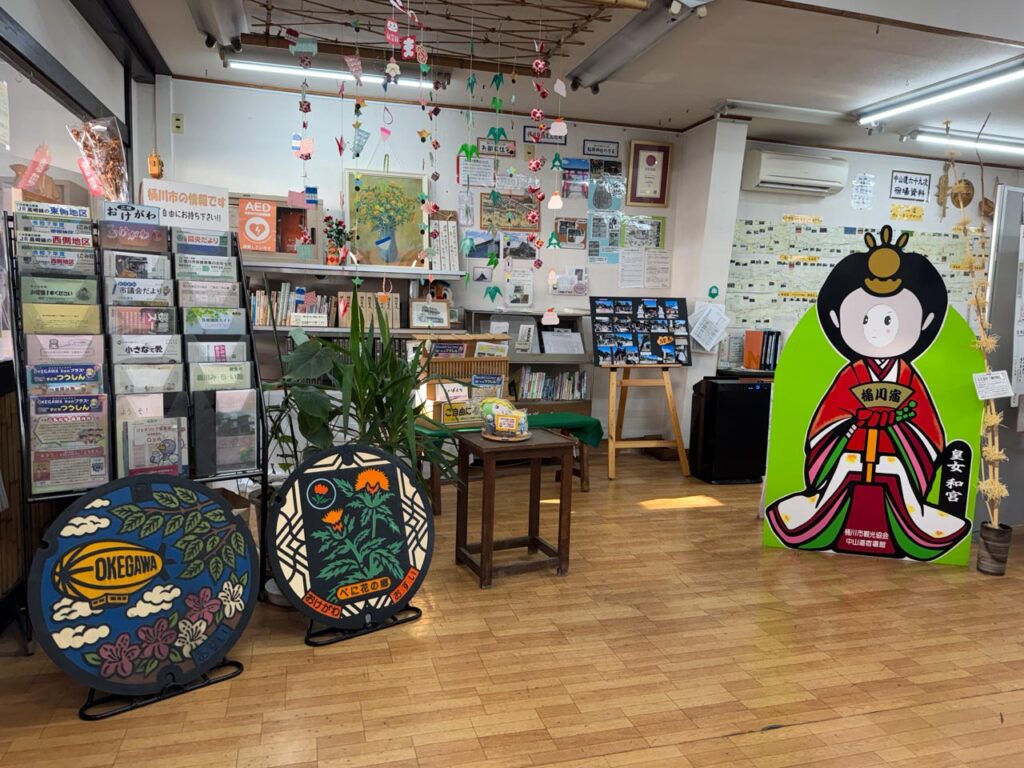 中山道宿場館で配布している観光パンフレットと展示してるデザインマンホール蓋