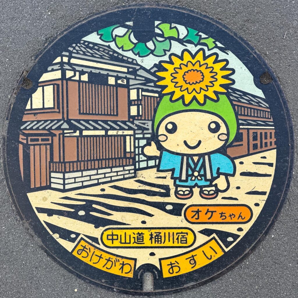 「オケちゃん」中山道桶川宿がデザインされた実物マンホール蓋（設置場所）