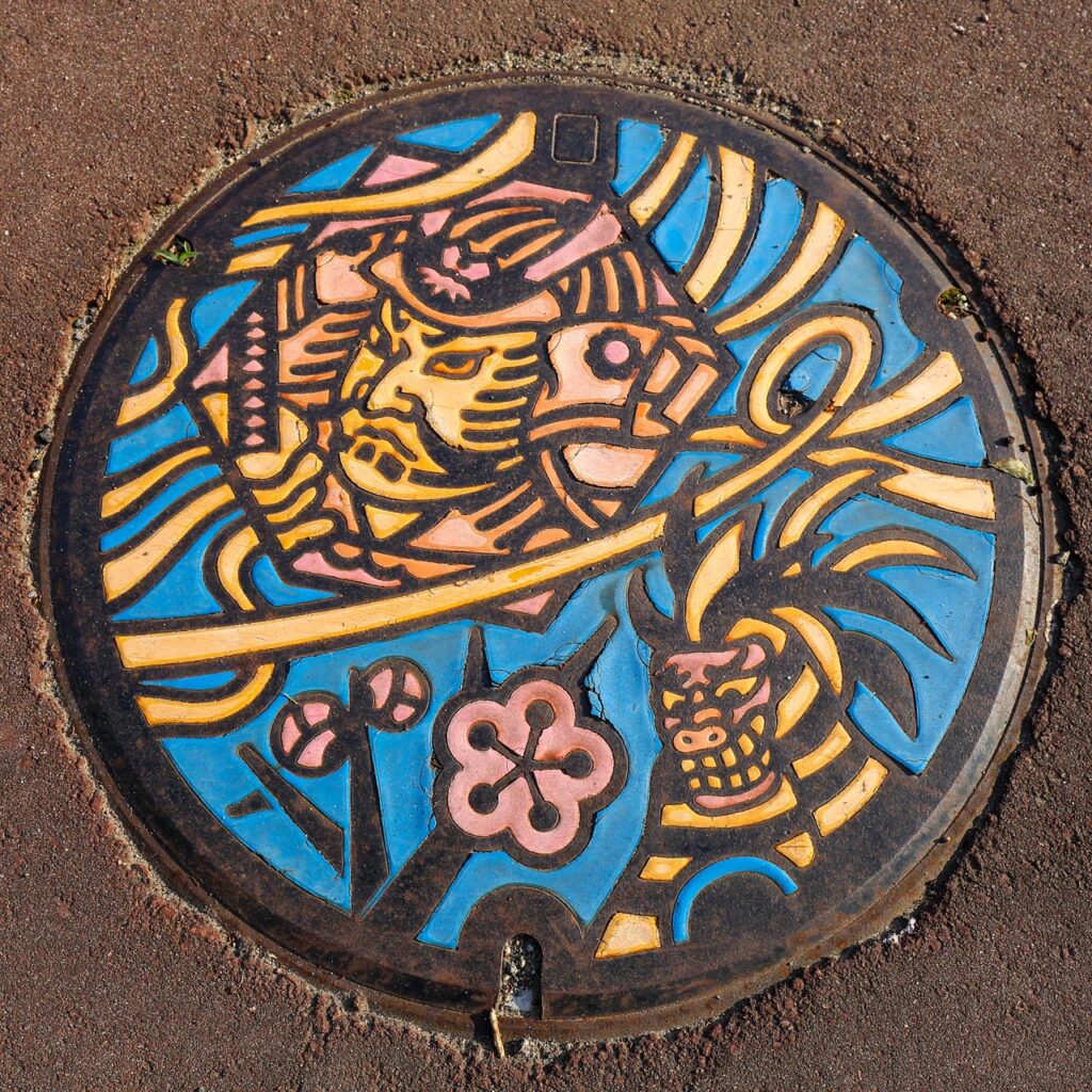 小栗山獅子舞がデザインされた実物マンホール蓋