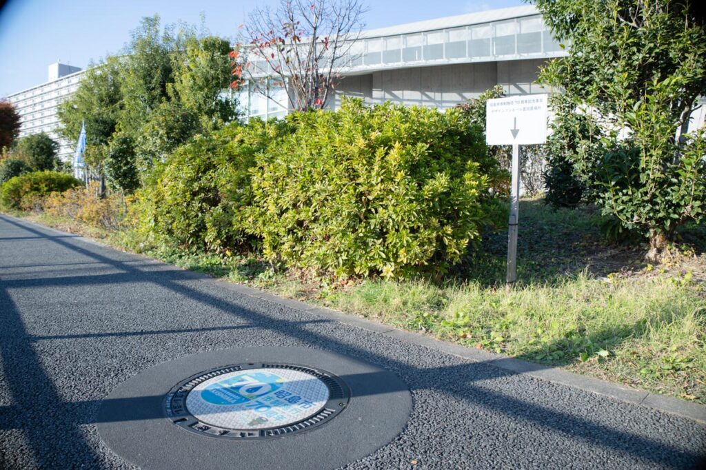 昭島市市制施行70周年の実物マンホール蓋が設置されている場所周辺の現地写真