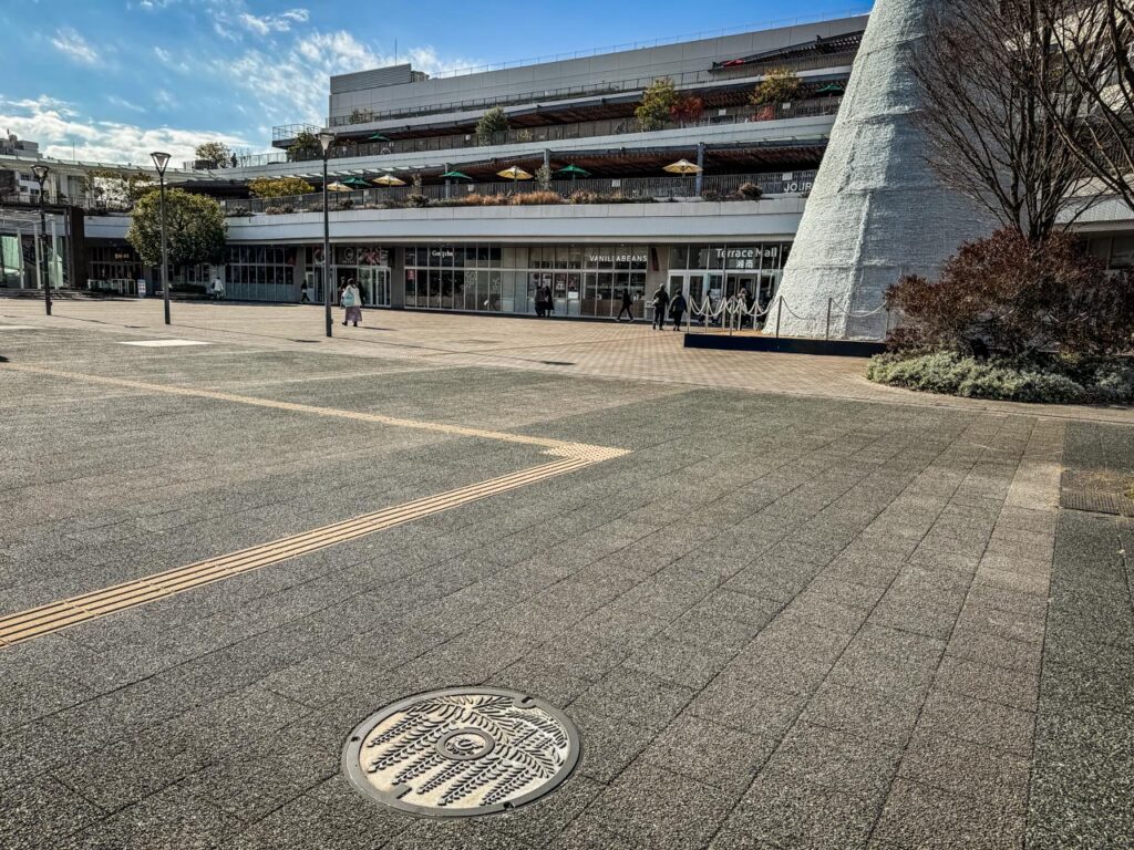 フジの実物マンホール蓋が設置されている場所周辺の現地写真