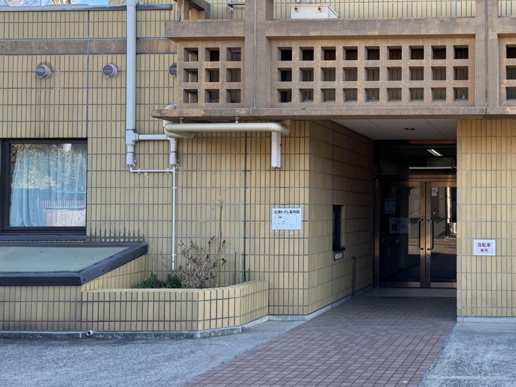 太陽の季節記念碑のマンホールカードを配布している逗子市役所の入口