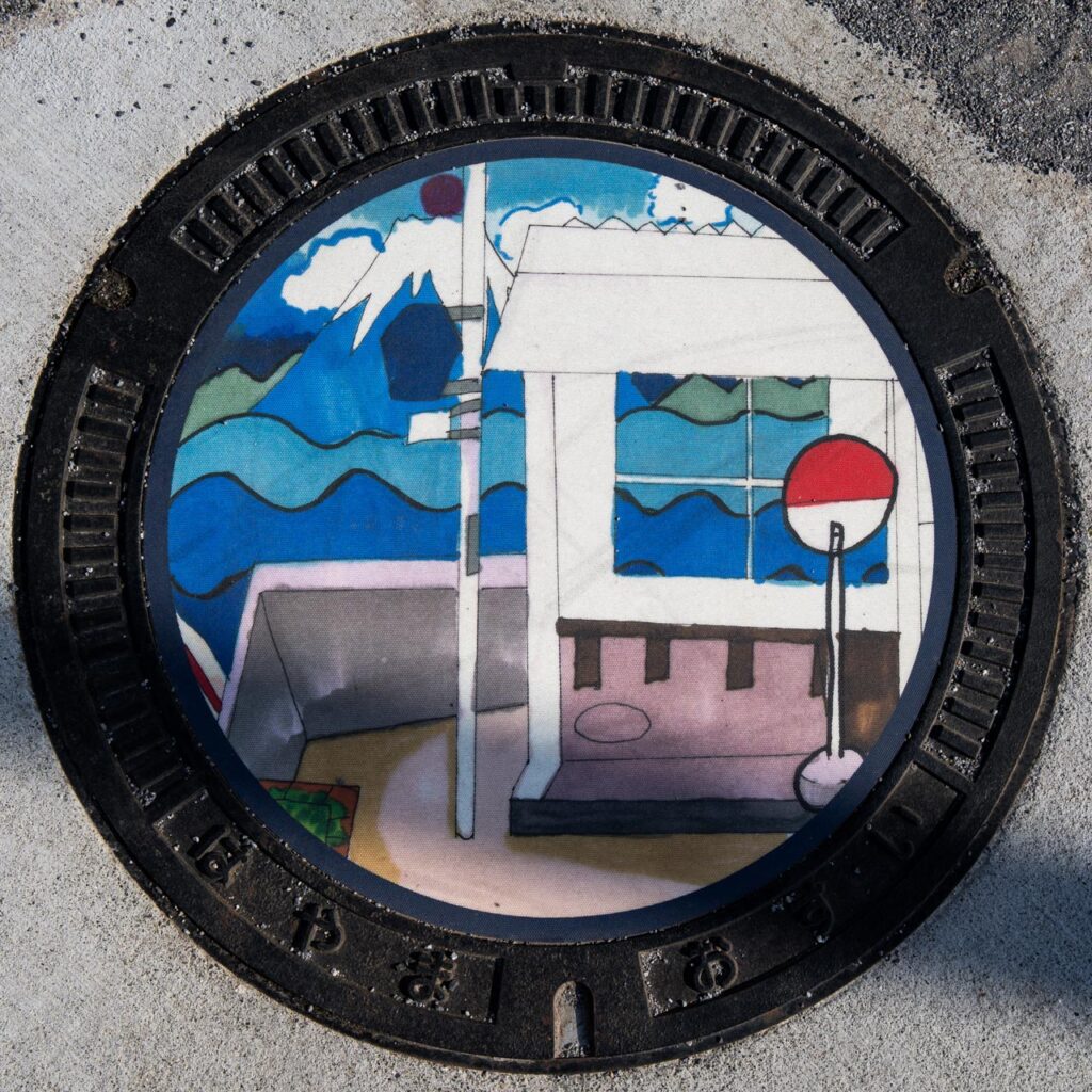 町制施行100周年記念（中学生以下の部）がデザインされた実物マンホール蓋