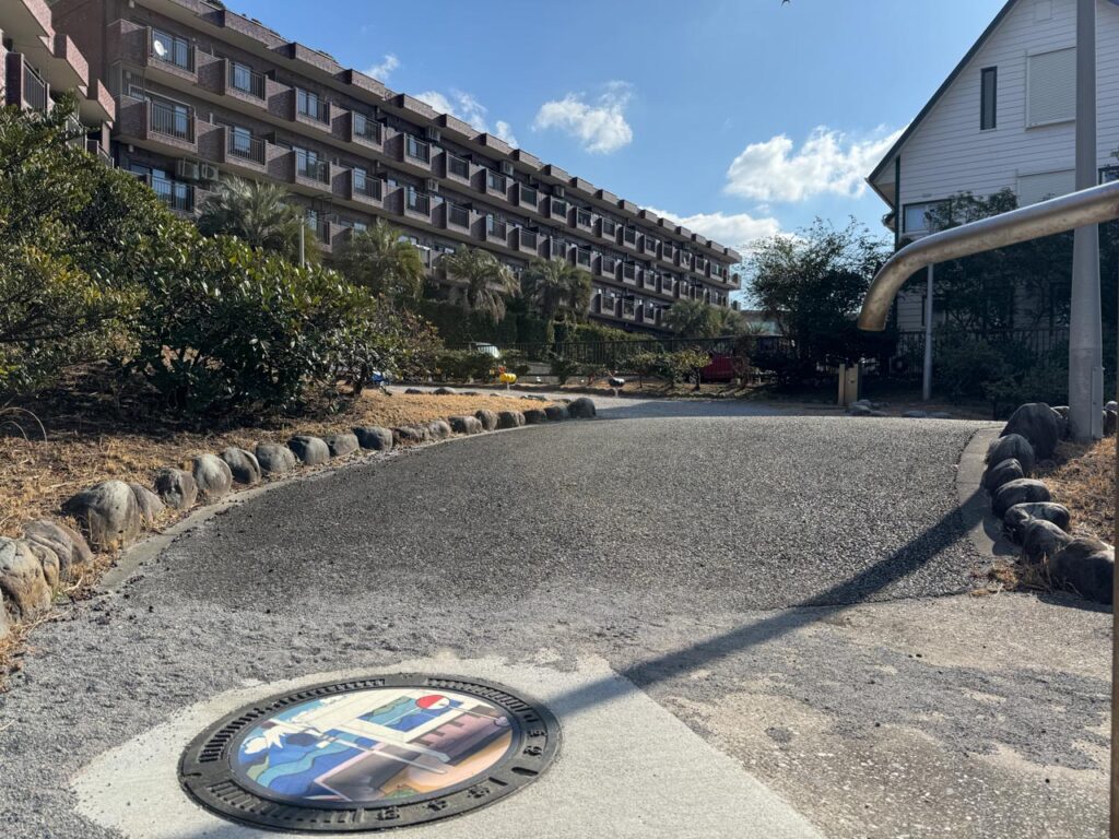 芝崎公園に設置されている葉山のデザインマンホール