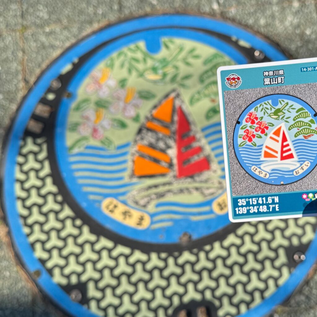 ヨットの実物マンホールと対応するマンホールカード（1912-00-007）